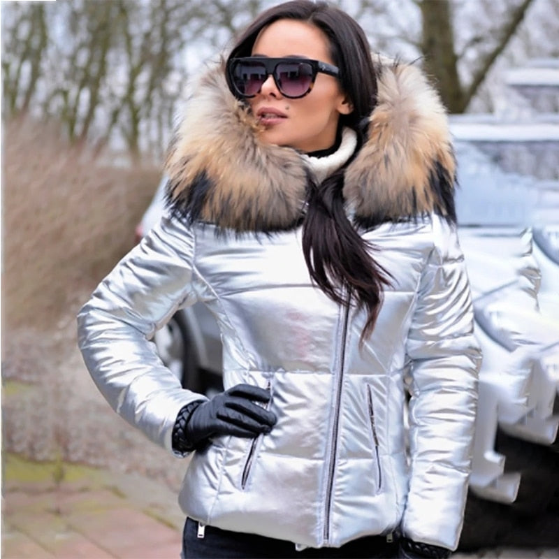 Veste Charlette à capuche pour femme, coupe élégante et protection ajustable adaptée à l'automne.