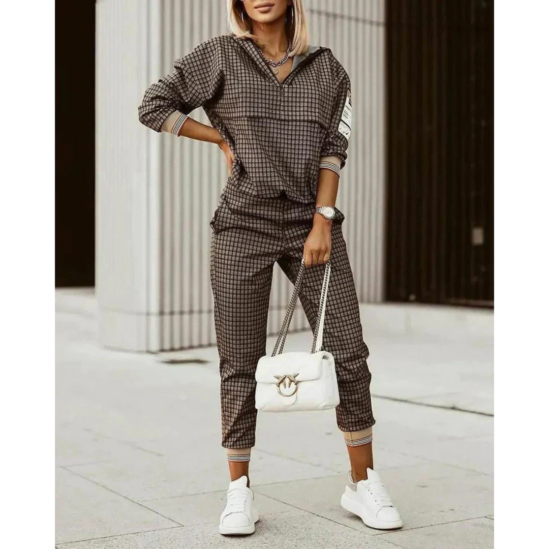 Ensemble de survêtement pour femme, coupe coordonnée moderne et tissu doux adapté au cocooning quotidien.