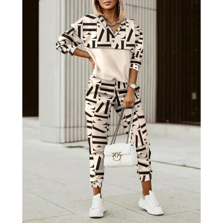 Ensemble de survêtement pour femme, coupe coordonnée moderne et tissu doux adapté au cocooning quotidien.