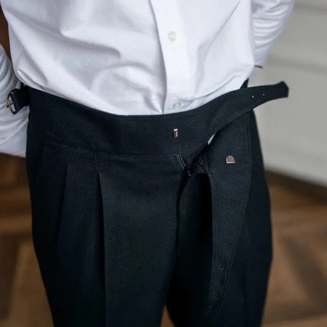 Pantalon Yohan à coupe droite pour homme, ligne intemporelle et finitions soignées adaptées aux tenues polyvalentes.