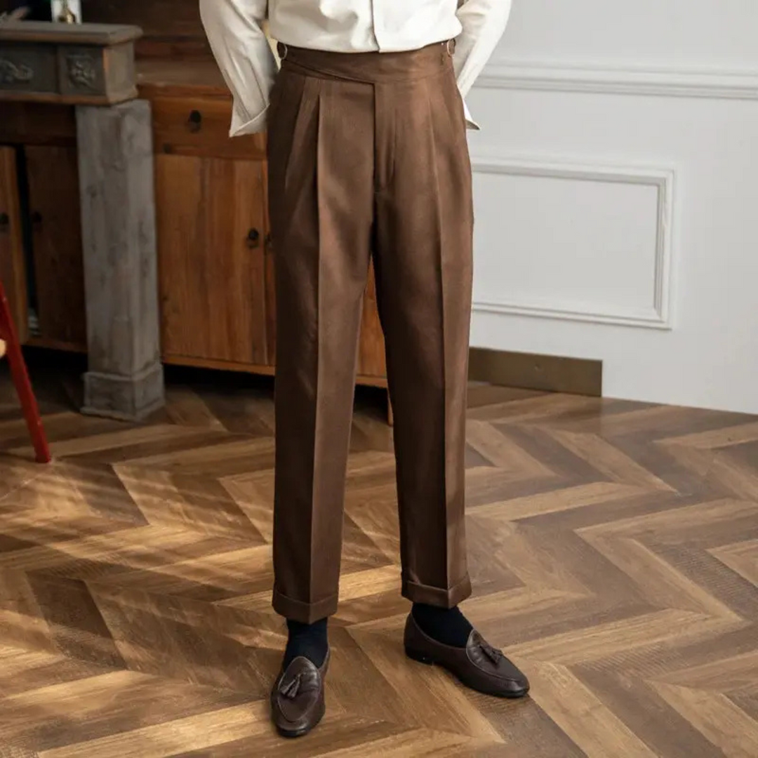 Pantalon Yohan à coupe droite pour homme, ligne intemporelle et finitions soignées adaptées aux tenues polyvalentes.