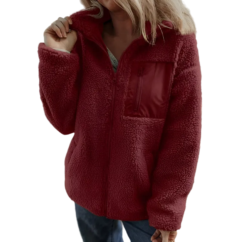 Veste effet teddy zippée Amandine pour femme, portée en situation