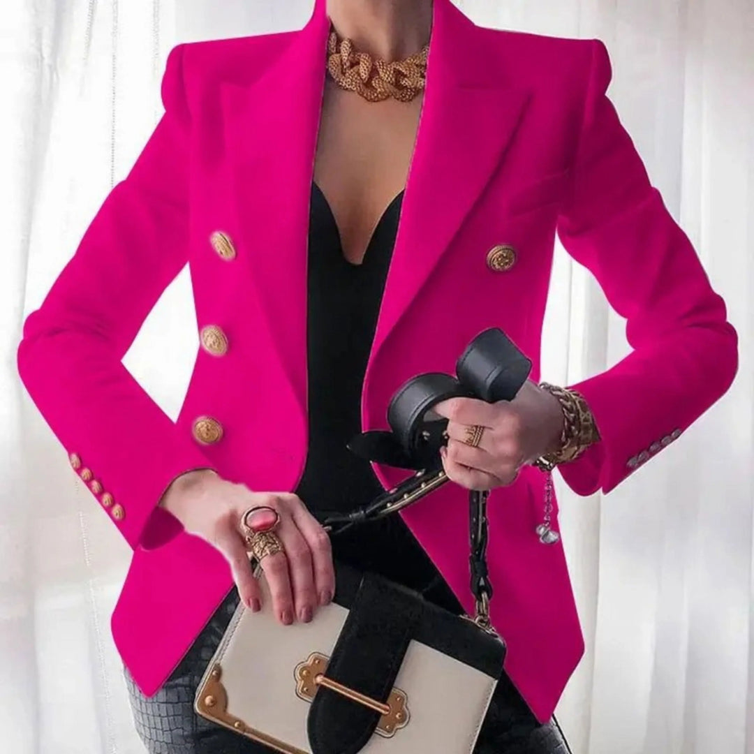 Blazer à boutons dorés pour femme, coupe structurée et détails distinctifs adaptés aux tenues habillées.