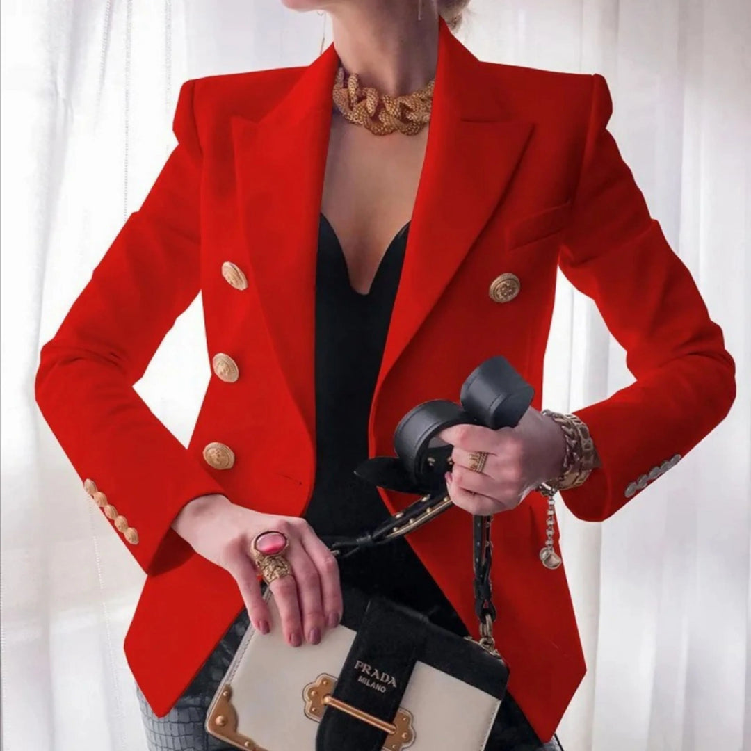 Blazer à boutons dorés pour femme, coupe structurée et détails distinctifs adaptés aux tenues habillées.