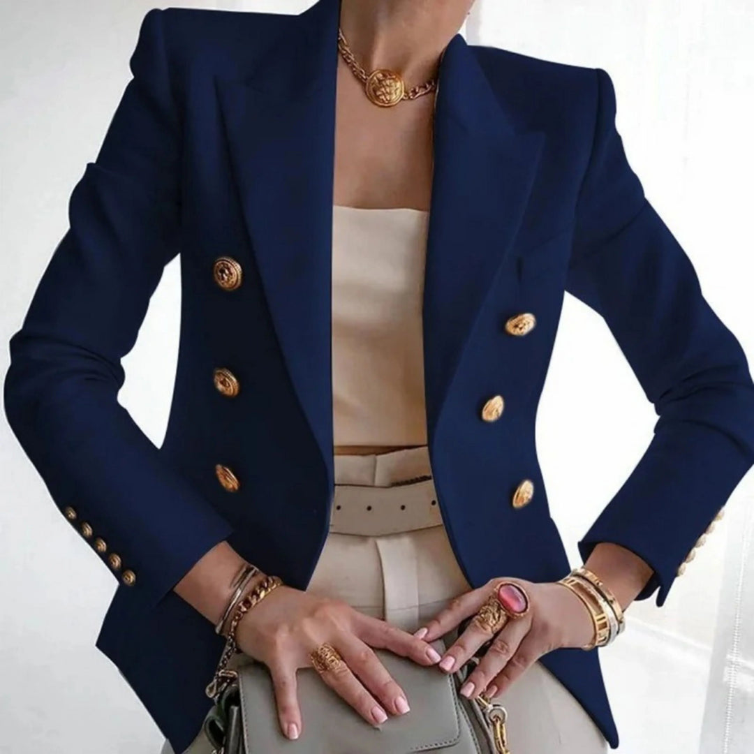 Blazer à boutons dorés pour femme, coupe structurée et détails distinctifs adaptés aux tenues habillées.