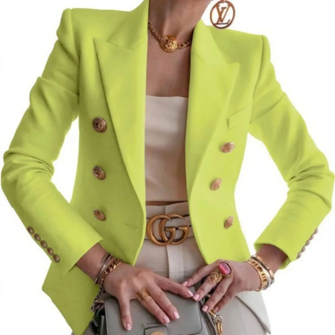 Blazer à boutons dorés pour femme, coupe structurée et détails distinctifs adaptés aux tenues habillées.