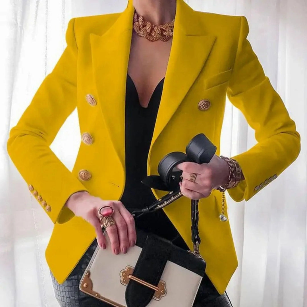 Blazer à boutons dorés pour femme, coupe structurée et détails distinctifs adaptés aux tenues habillées.