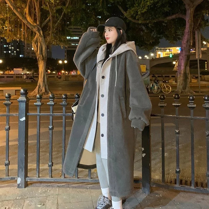 Trench-coat Benjamine à capuche pour femme, imperméable et ceinturé adapté aux tenues d'automne.