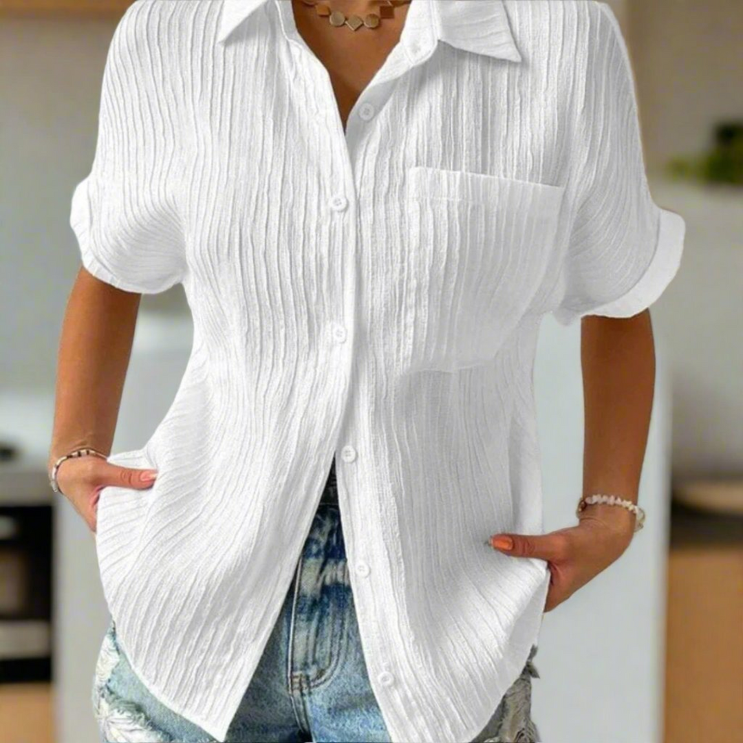 Blouse Céliane à manches courtes pour femme, coupe légère et tissu fluide adapté aux journées chaudes.