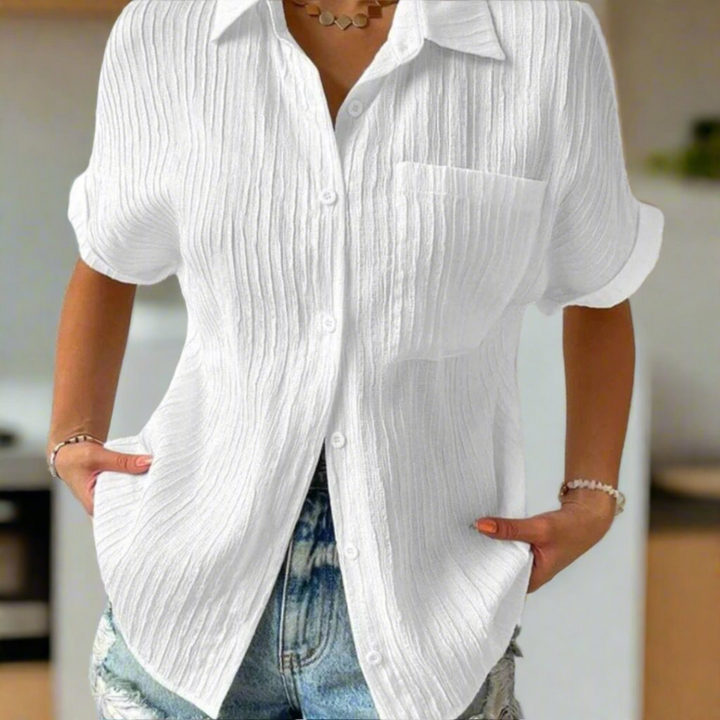 Blouse Céliane à manches courtes pour femme, coupe légère et tissu fluide adapté aux journées chaudes.