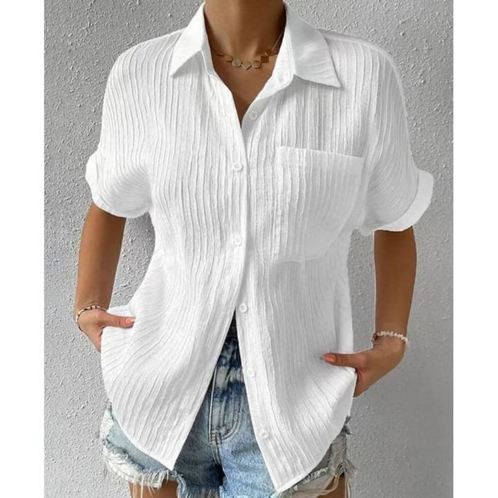 Blouse Céliane à manches courtes pour femme, coupe légère et tissu fluide adapté aux journées chaudes.