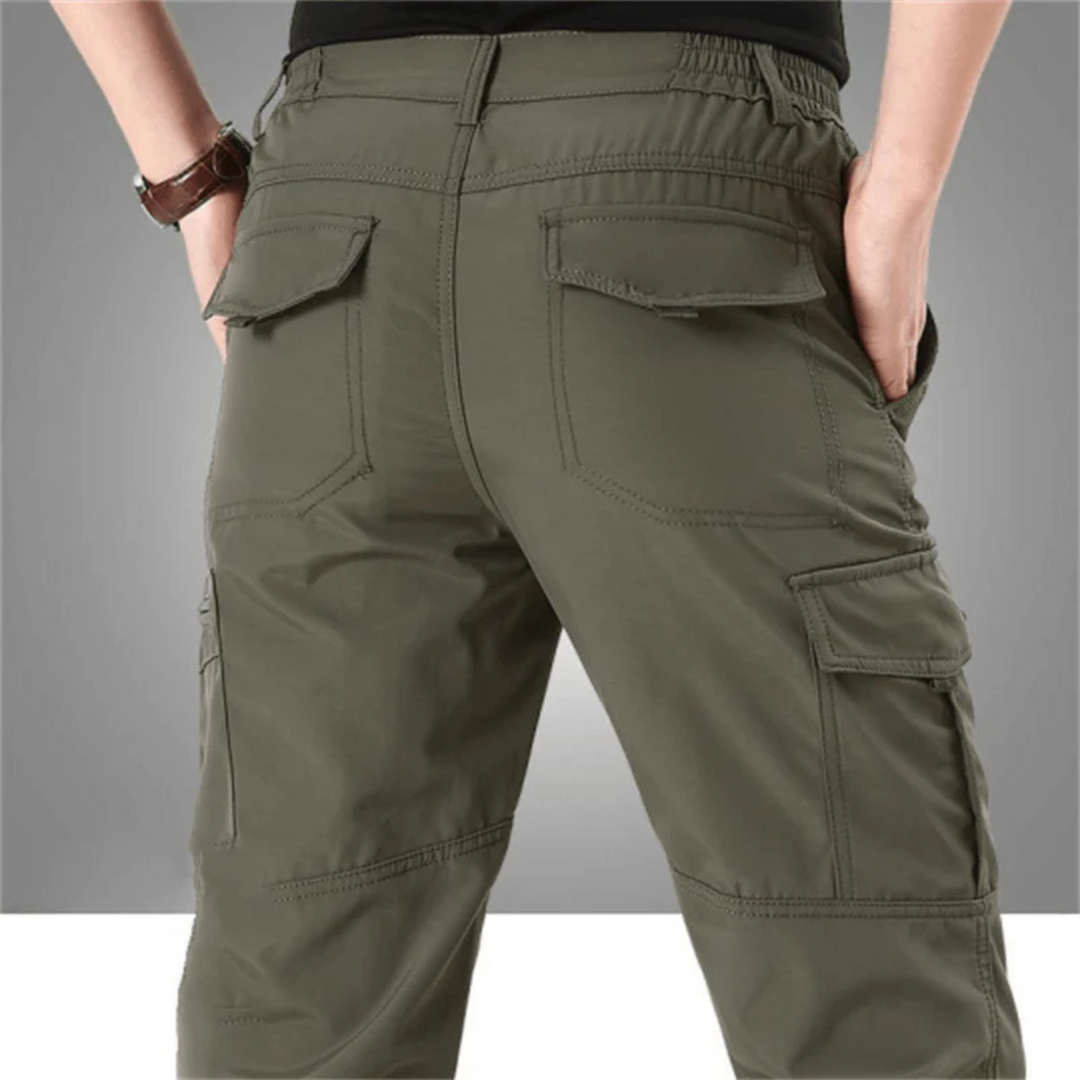 Pantalon Honoré tactique pour homme, tissu résistant et traitement imperméable adapté aux activités variées.