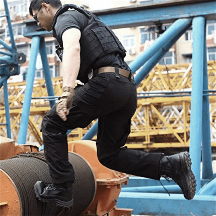 Pantalon Honoré tactique pour homme, tissu résistant et traitement imperméable adapté aux activités variées.