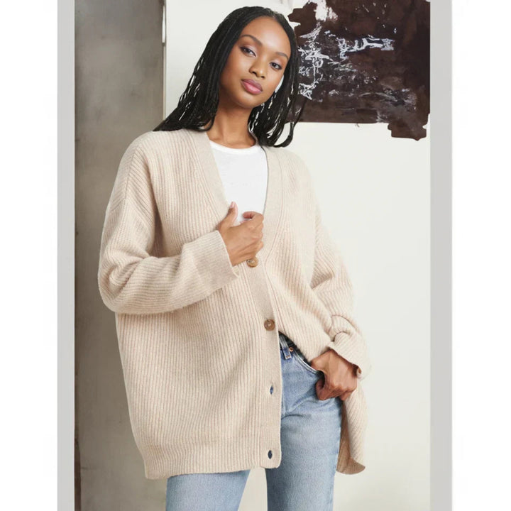 Cardigan Anysia oversize pour femme, coupe décontractée et maille douce adaptée aux tenues automnales cocooning.