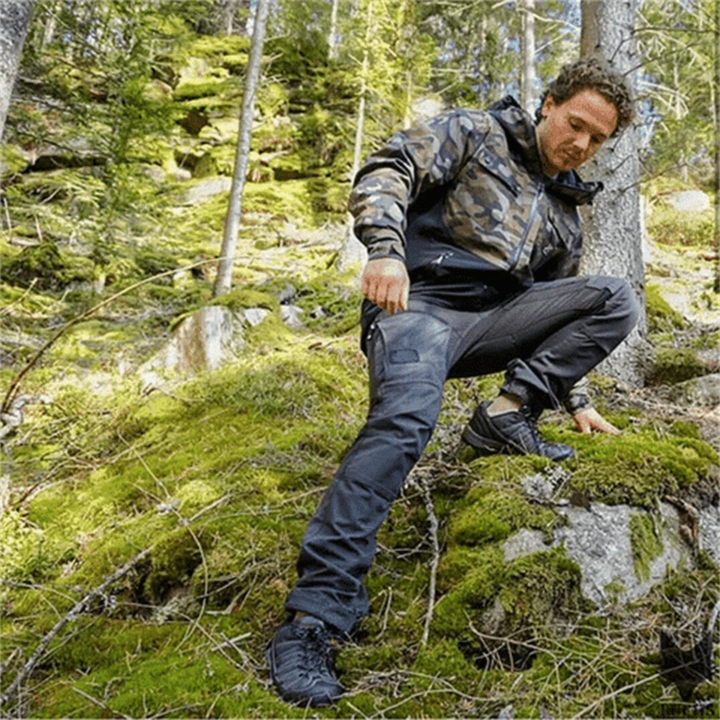 Pantalon Honoré tactique pour homme, tissu résistant et traitement imperméable adapté aux activités variées.