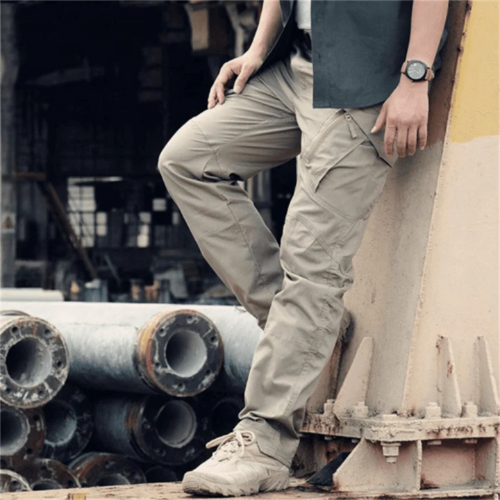Pantalon Honoré tactique pour homme, tissu résistant et traitement imperméable adapté aux activités variées.