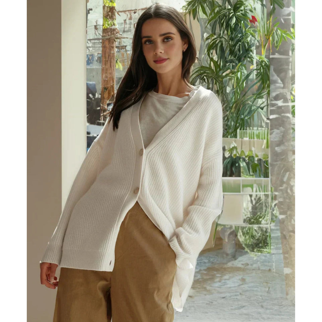 Cardigan Anysia oversize pour femme, coupe décontractée et maille douce adaptée aux tenues automnales cocooning.