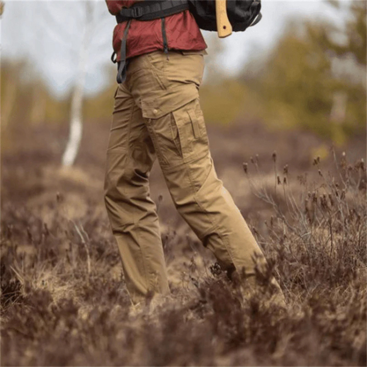 Pantalon Honoré tactique pour homme, tissu résistant et traitement imperméable adapté aux activités variées.