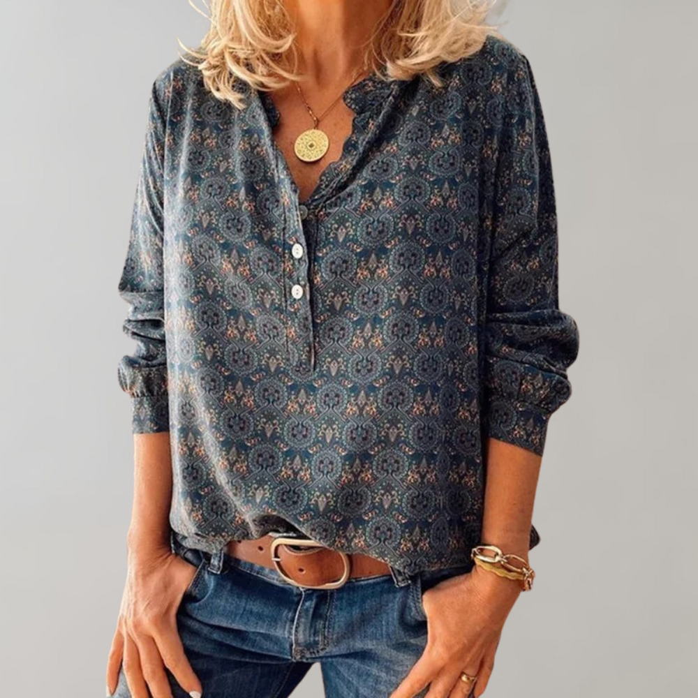 Découvrez le chemisier imprimé bohème Aaliyah pour femme, au design moderne et élégant. Ce chemisier à manches longues avec une coupe décontractée et un motif floral raffiné est parfait pour une allure chic et décontractée. Disponible pour les femmes à la recherche de style et de confort.