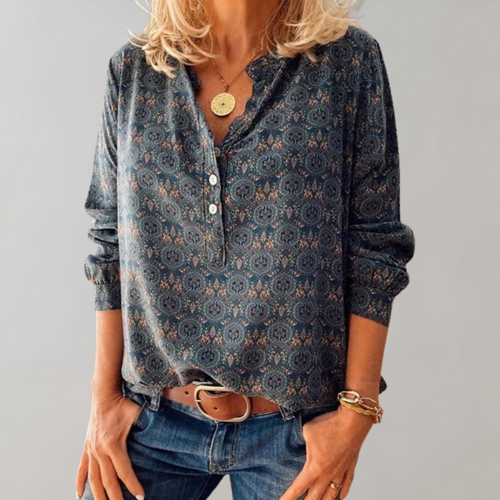 Découvrez le chemisier imprimé bohème Aaliyah pour femme, au design moderne et élégant. Ce chemisier à manches longues avec une coupe décontractée et un motif floral raffiné est parfait pour une allure chic et décontractée. Disponible pour les femmes à la recherche de style et de confort.