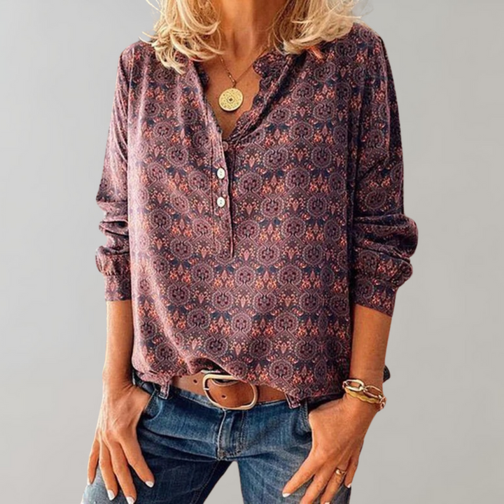 Chemisier Aaliyah imprimé bohème pour femme, avec un design moderne et élégant. Ce chemisier à manches longues, arborant un joli motif floral et un décolleté discret, incarne parfaitement le style bohème chic et décontracté, idéal pour un look quotidien.