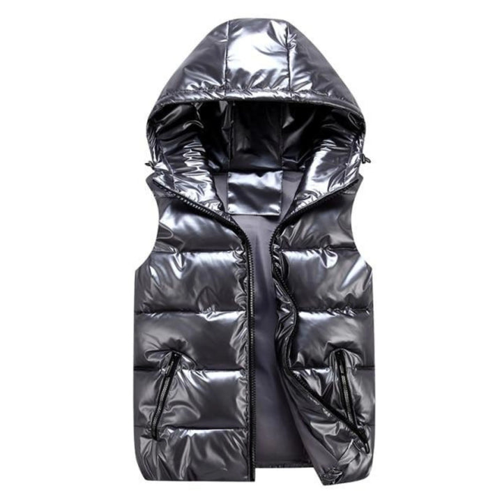 Veste sans manches pour homme en couleur argentée, avec capuche et poches zippées. Un modèle tendance et pratique, idéal pour les journées froides de l'hiver, alliant confort et style moderne.