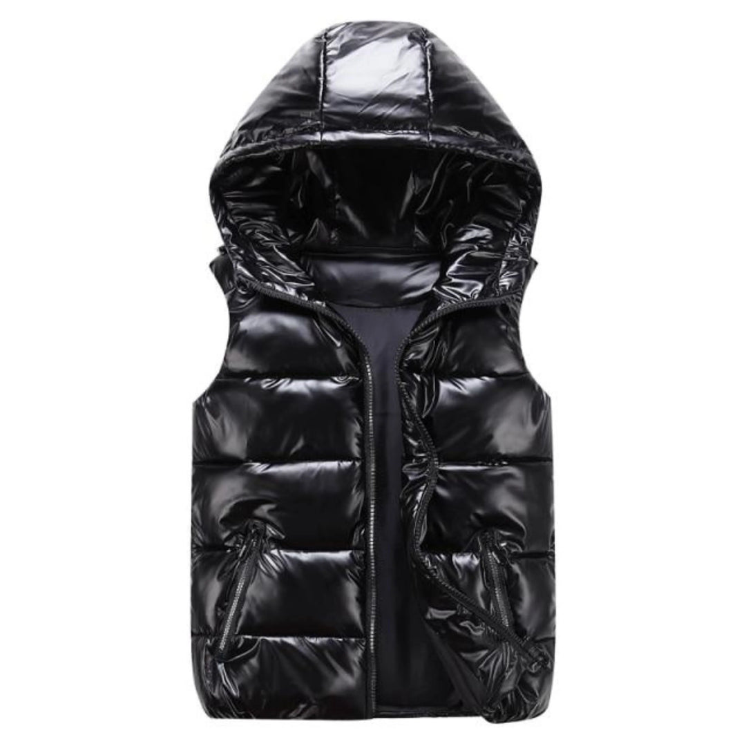 Veste sans manches pour homme en noir brillant, avec capuche et poches zippées. Un choix élégant et pratique pour les journées fraîches, alliant confort et style moderne.