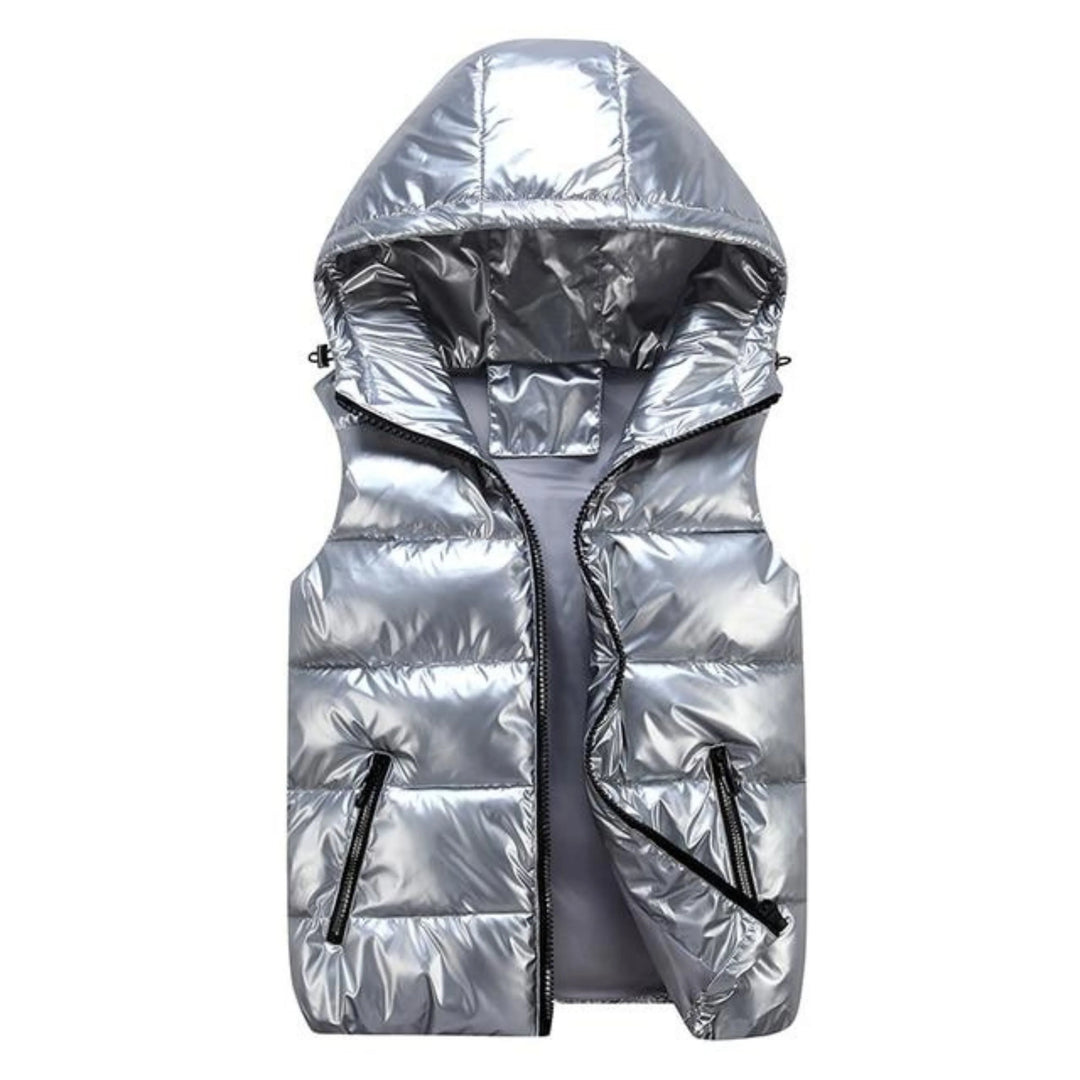 Veste sans manches pour homme en couleur argentée, parfaite pour l'hiver, avec capuche intégrée et poches zippées. Un choix élégant et pratique pour affronter le froid tout en restant stylé.