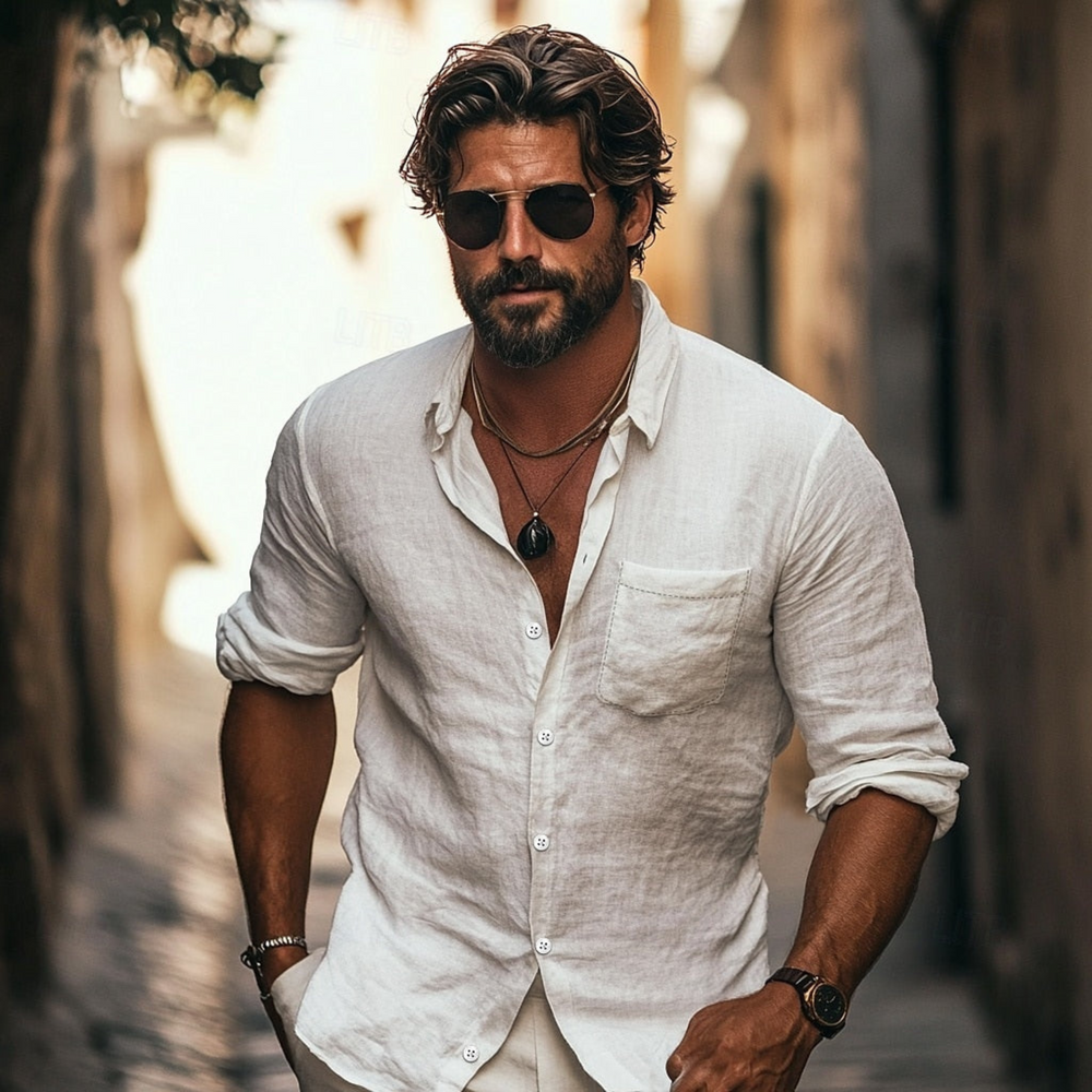 Homme portant la chemise d’été boutonnée Alban blanche, en tissu léger, manches retroussées et col ouvert, style estival élégant avec lunettes de soleil.