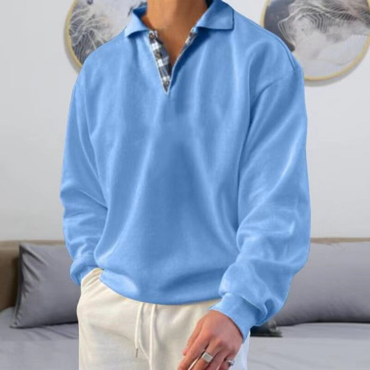 Pull d'été pour hommes Amaury de couleur bleue, avec un col polo et des manches longues, au design moderne et élégant, parfait pour un look décontracté et stylé.