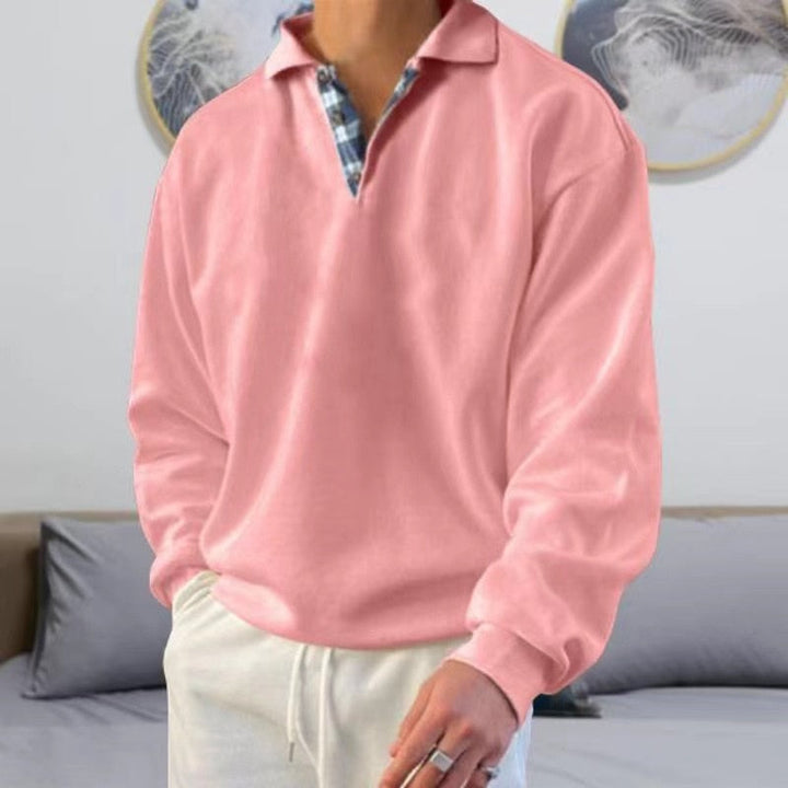 Pull léger à manches longues pour homme, de couleur rose avec un col polo à motif carreaux. Ce modèle moderne et élégant est parfait pour un look décontracté et confortable, idéal pour les journées d'été.