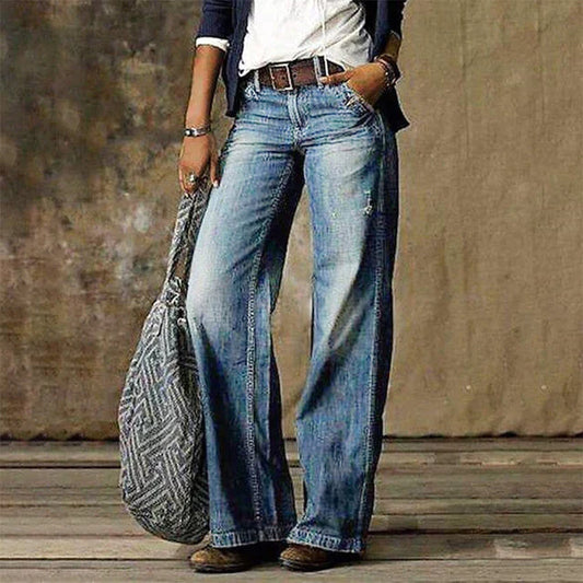 Anne, pantalon tailleur pour femme en denim bleu clair, taille haute, coupe large et évasée, style rétro et élégant.