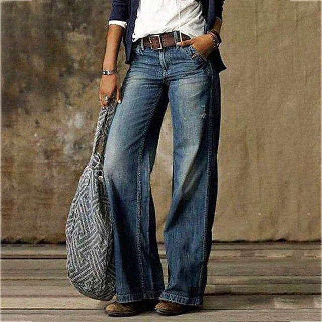Anne, pantalon tailleur taille haute pour femme en denim bleu, coupe évasée et large, style rétro chic et décontracté.