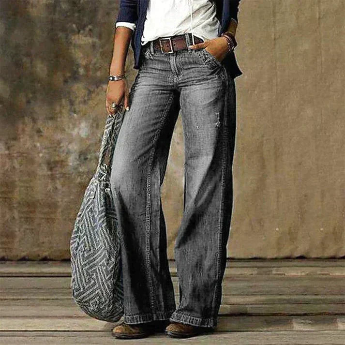 Anne, pantalon tailleur taille haute pour femme, coupe large et fluide en jean gris, style chic et rétro décontracté.