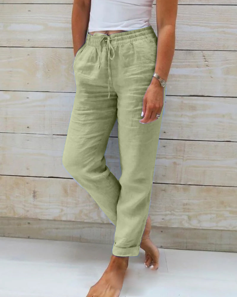Pantalon vert clair pour femme avec une taille élastiquée et un cordon de serrage, offrant une coupe décontractée et confortable. Parfait pour un look moderne et élégant, idéal pour une tenue légère et stylée au quotidien.