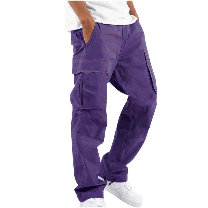 Pantalon droit homme Arsène tendance style cargo en coton violet, avec poches latérales, porté avec un t-shirt blanc et des baskets blanches, sur fond clair.