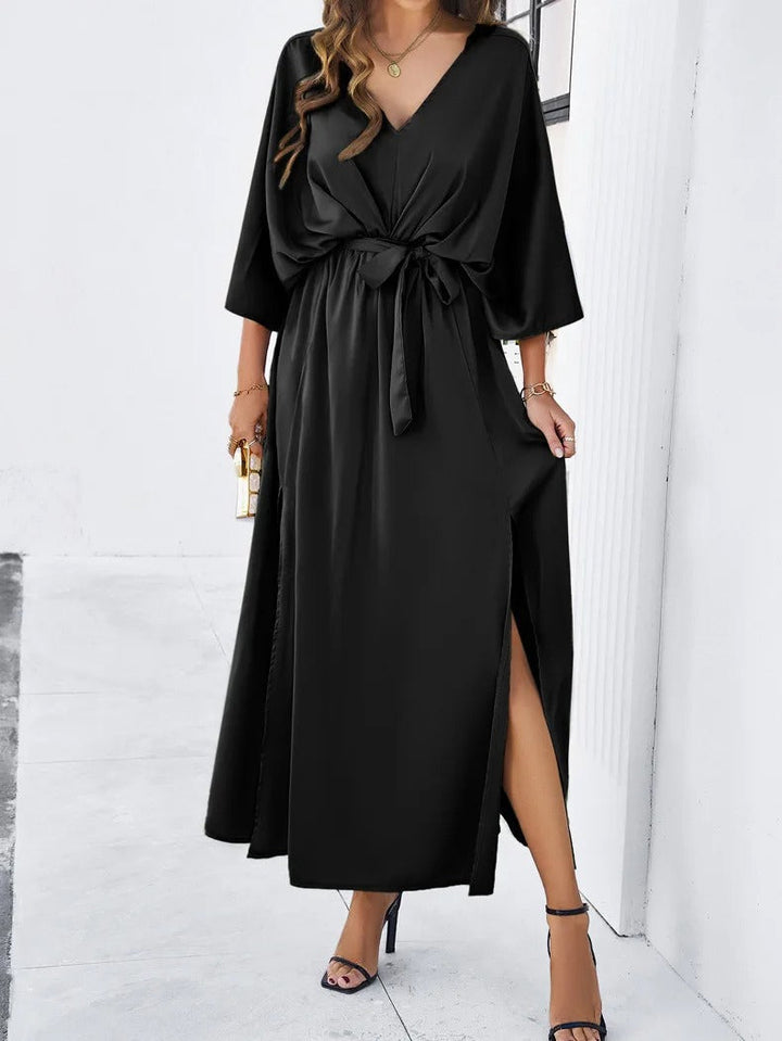 Robe midi Audrey à col en V pour femme, élégante et tendance, parfaite pour la saison automnale. Son design fluide et son détail de fente sur le côté apportent une touche moderne et sophistiquée. Idéale pour des occasions décontractées ou habillées, cette robe noire saura sublimer votre silhouette avec style.