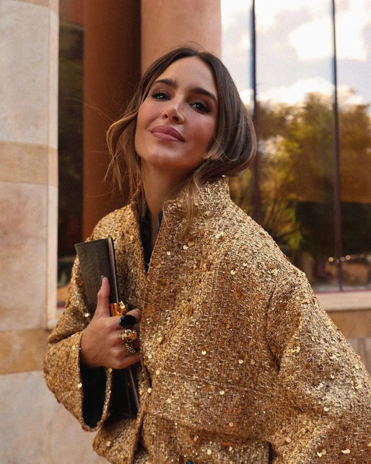 Femme portant la veste bomber courte Aurélie en tissu doré scintillant, un blouson élégant et tendance idéal pour un look chic et moderne.