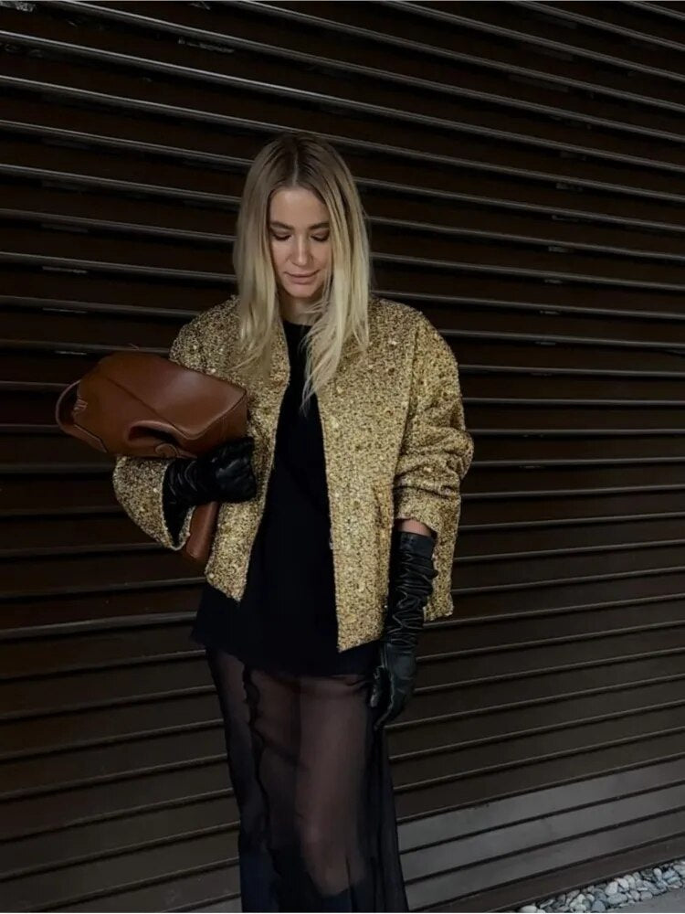 Aurélie veste bomber courte pour femme, coupe moderne, manches longues, fermeture zippée, couleur tendance, style élégant et décontracté.