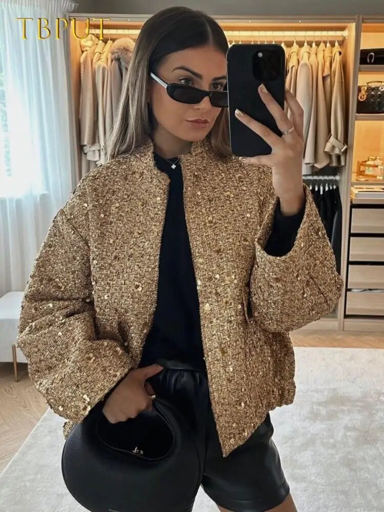 Femme portant la veste bomber courte Aurélie, posant à l’intérieur, style casual et moderne, manches longues et fermeture zippée.
