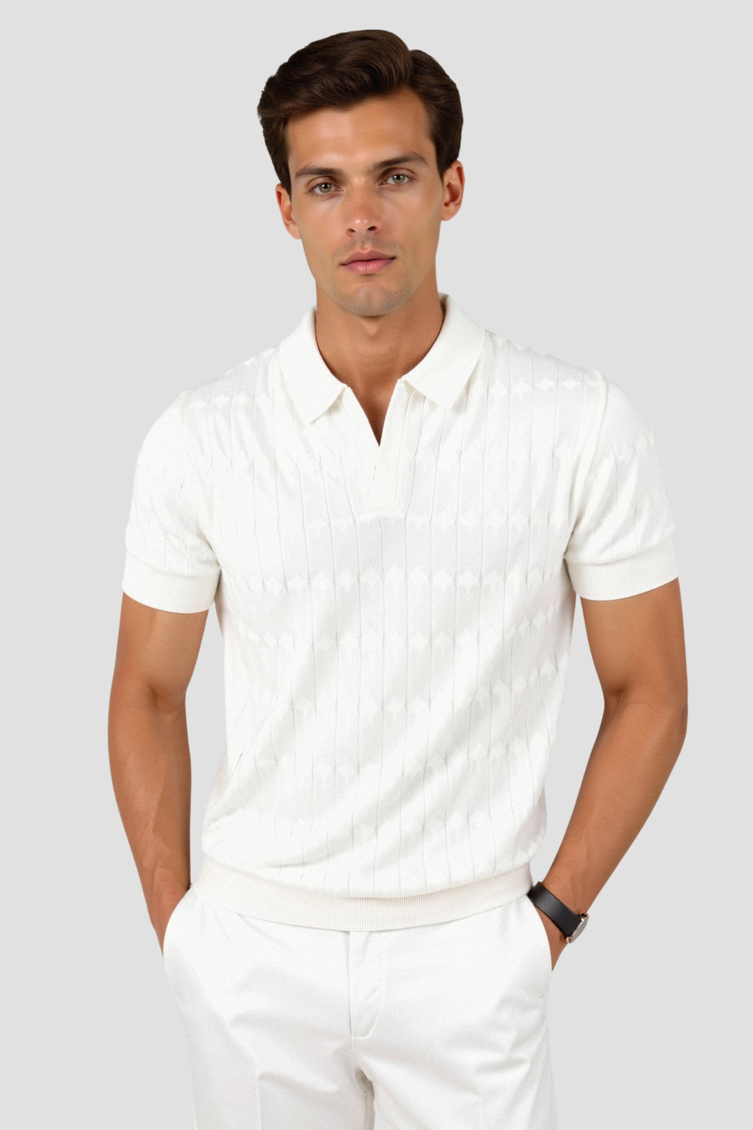 Polo homme blanc, porté avec élégance pour un look chic et décontracté. Le modèle présente un col classique et un motif subtil sur le tissu, créant une texture élégante. Ce polo est parfait pour une tenue à la fois sophistiquée et confortable, idéale pour les occasions estivales ou semi-formelles.