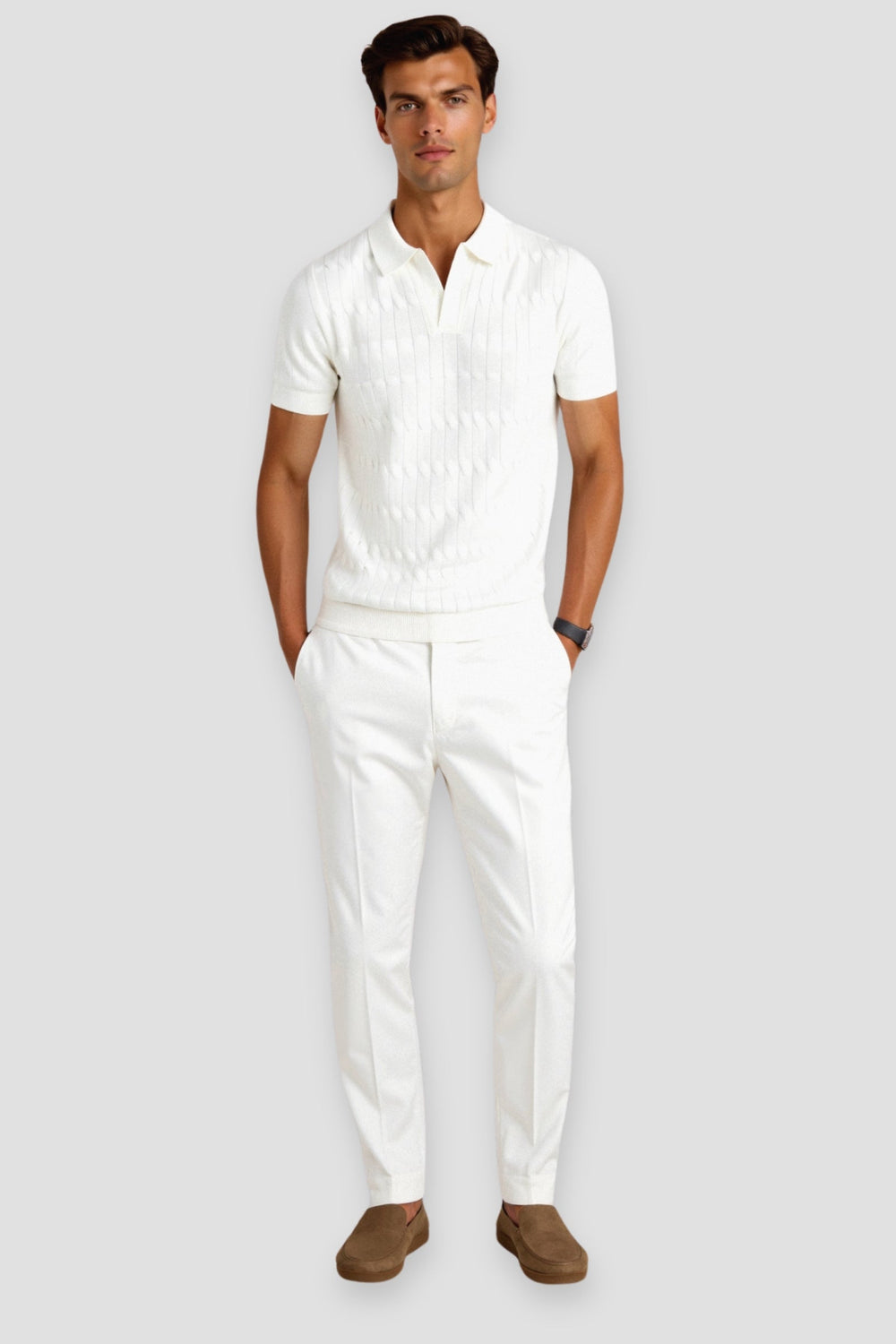 Polo homme blanc, porté avec un pantalon blanc pour une tenue élégante et contemporaine. Le modèle présente un col classique et un motif subtil sur le tissu, offrant une silhouette raffinée. Parfait pour un look estival chic et décontracté, ce polo combine confort et sophistication.
