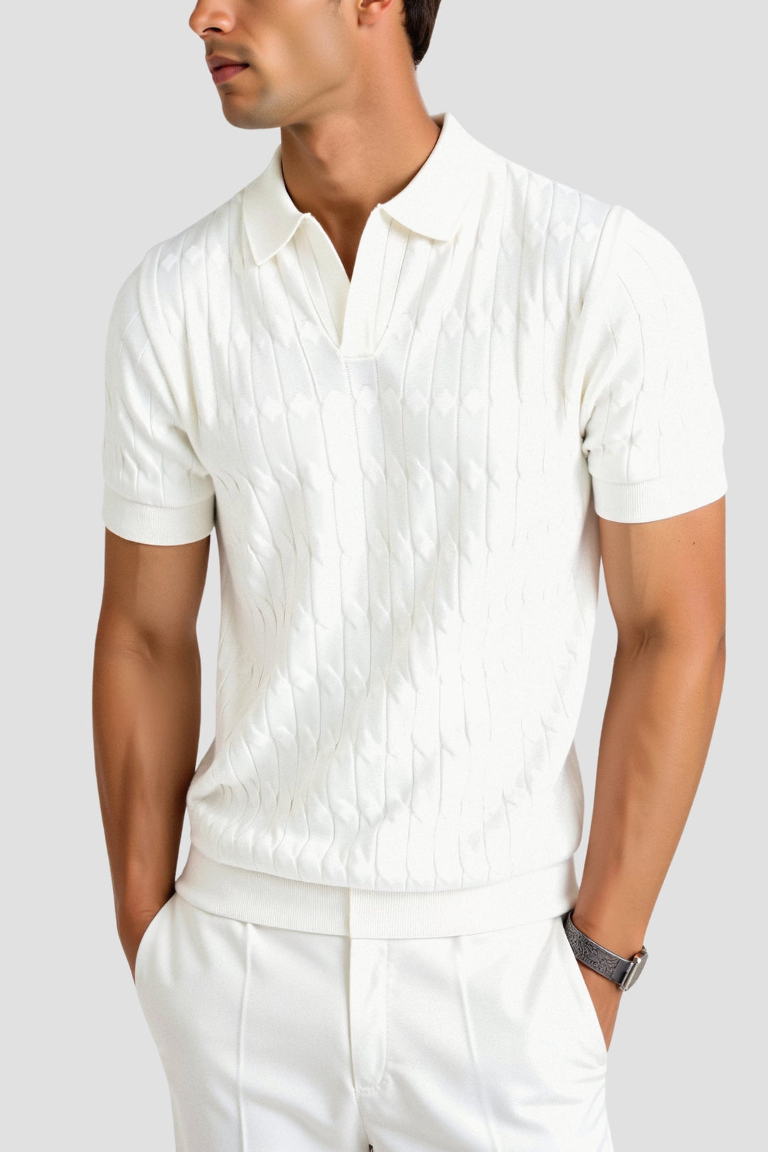 Polo homme blanc, au design moderne et élégant, porté avec un pantalon assorti pour une tenue chic et décontractée. Le polo présente un col classique et un motif subtil sur le tissu, offrant à la fois confort et sophistication. Parfait pour des occasions formelles ou décontractées, ce modèle allie style et simplicité.