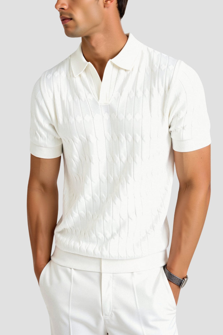 Polo homme blanc, au design moderne et élégant, porté avec un pantalon assorti pour une tenue chic et décontractée. Le polo présente un col classique et un motif subtil sur le tissu, offrant à la fois confort et sophistication. Parfait pour des occasions formelles ou décontractées, ce modèle allie style et simplicité.