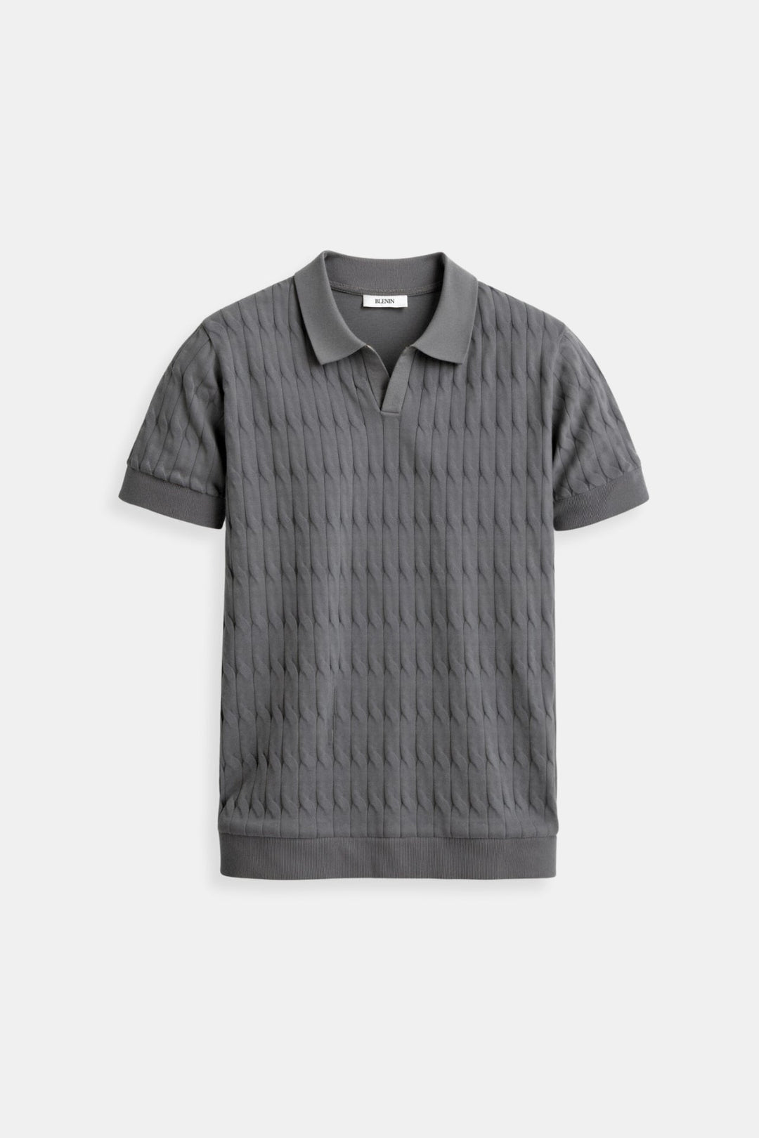 Polo homme de couleur grise, au design moderne et raffiné. Il présente un col classique et des bords côtelés pour un ajustement parfait. Le motif subtil sur l'ensemble du tissu ajoute une touche d'élégance discrète, idéal pour une tenue décontractée ou semi-formelle. Un choix parfait pour ceux qui recherchent confort et style.