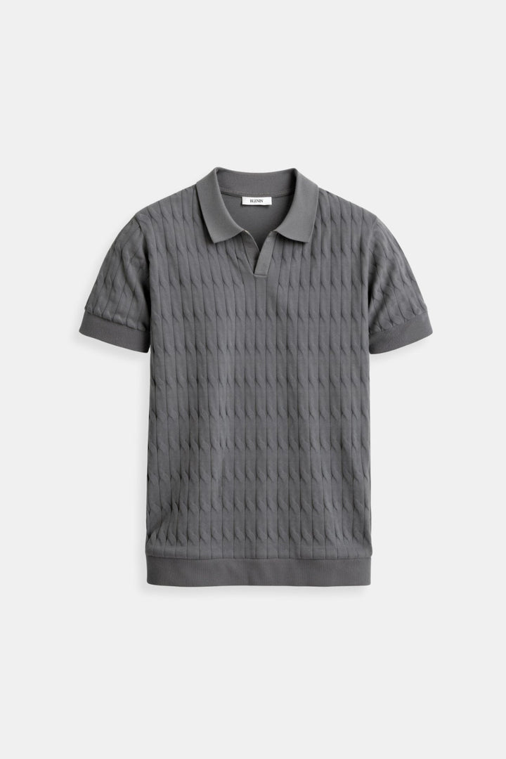 Polo homme de couleur grise, au design moderne et raffiné. Il présente un col classique et des bords côtelés pour un ajustement parfait. Le motif subtil sur l'ensemble du tissu ajoute une touche d'élégance discrète, idéal pour une tenue décontractée ou semi-formelle. Un choix parfait pour ceux qui recherchent confort et style.