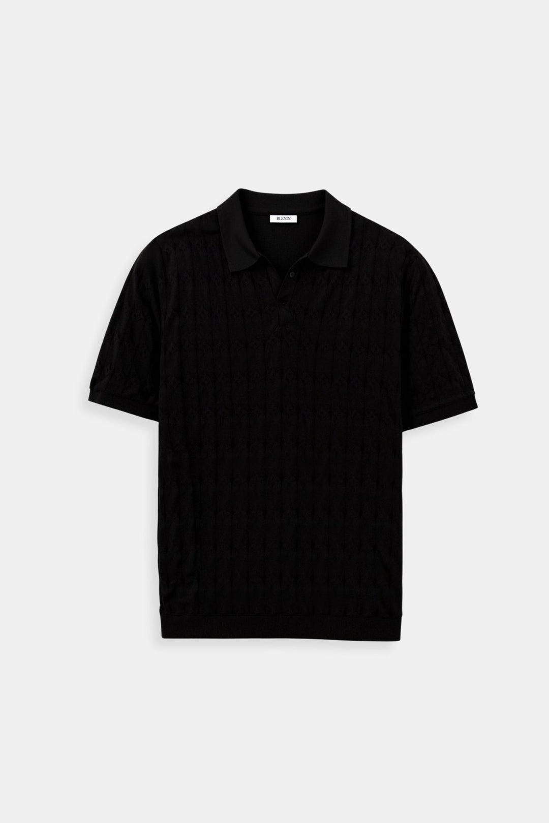 Polo homme de couleur noire, au design moderne et élégant. Il présente un col polo classique et un motif subtil sur l'ensemble du tissu, offrant un style à la fois raffiné et discret. Parfait pour une tenue décontractée ou semi-formelle, ce polo allie confort et sophistication.