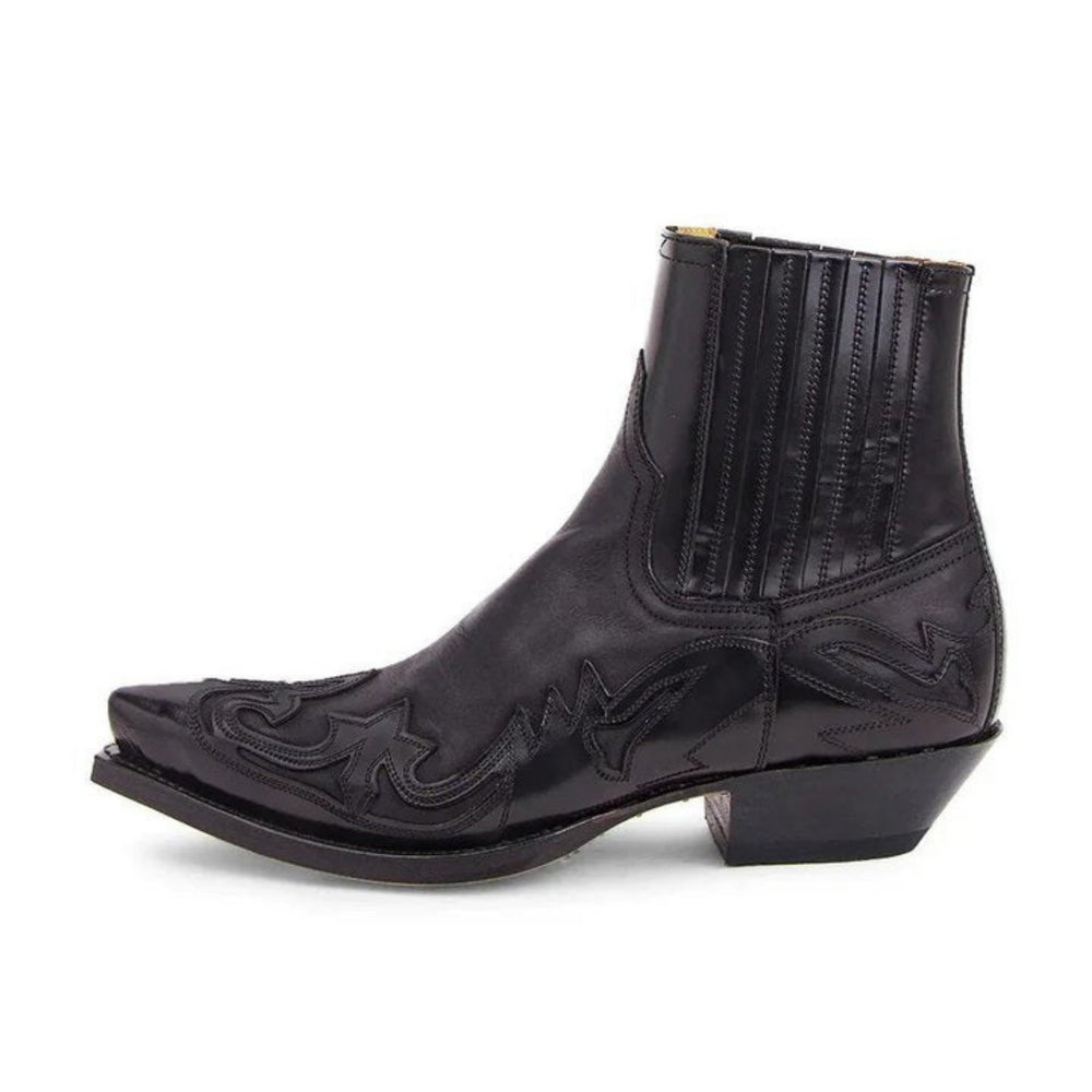 Les bottes Western pour homme Aymeric, au design moderne et raffiné, sont fabriquées en cuir de qualité avec des motifs gravés distinctifs. Parfaites pour ajouter une touche d'élégance à vos tenues western ou casual, elles combinent confort et style audacieux.
