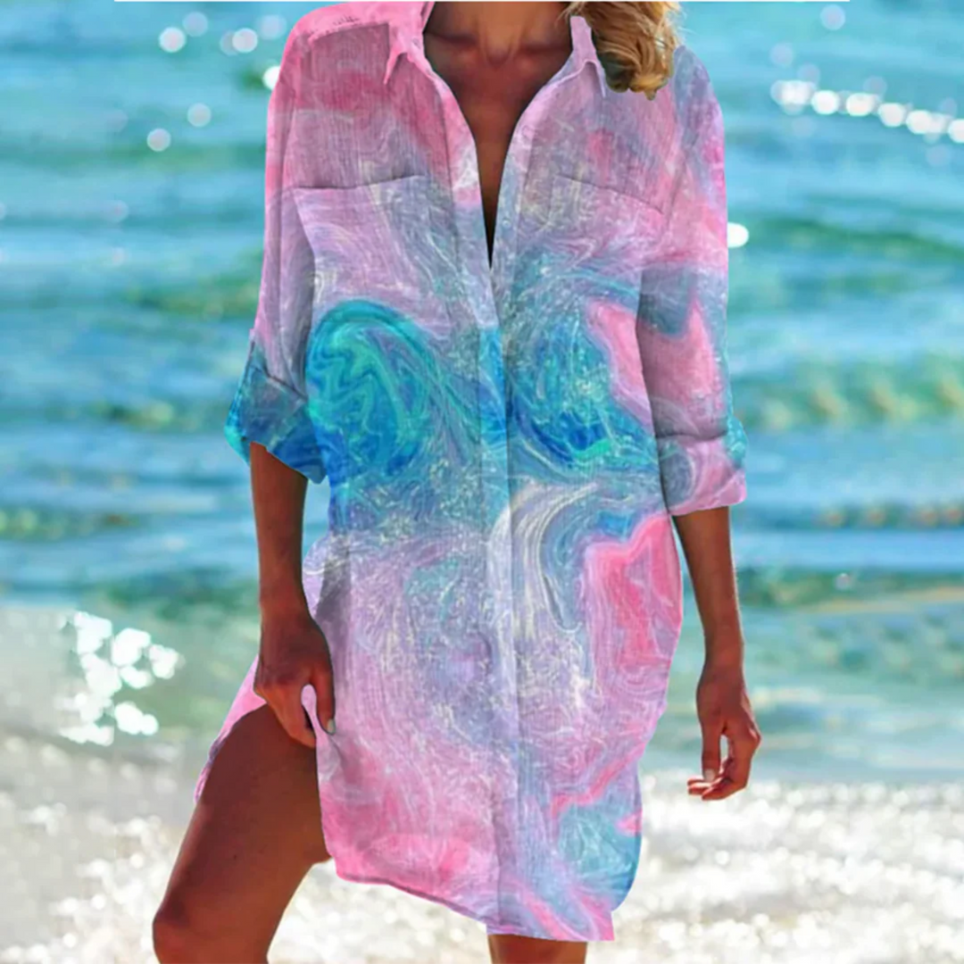 Son motif abstrait aux teintes de rose et bleu crée un effet marbré chic, parfait pour une journée estivale au bord de la mer.