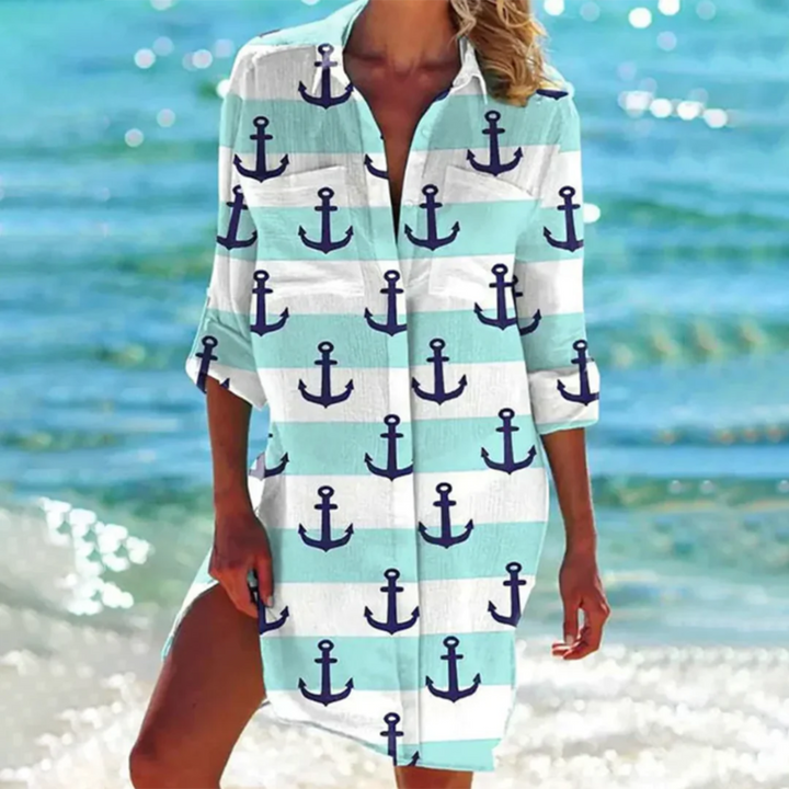 Son motif rayé avec des ancres marines bleues crée un look estival parfait pour les journées en bord de mer.